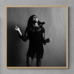 QUADRAT Marco Madera Kiri Box Natural Cuadrado/ Modelo 368/ Tina Turner 2/ 25 de noviembre de 1969 by Jack Robinson. en internet