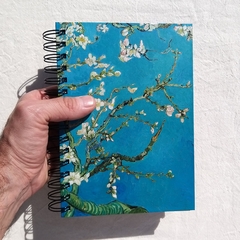 Agenda Semanal Vincent Tapa Dura Ring Wire/ Modelo 46/ Obra: Almendro en Flor (1890) - 1920®objetos de diseño 