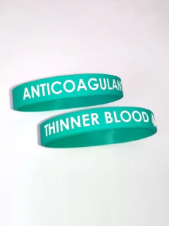 Pulseira "alerta médico" verde na internet