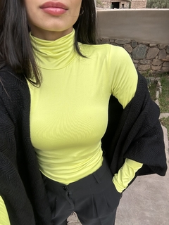 polera lycra amarilla