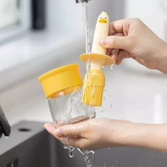 Porta Óleo Dispenser Patinho 2 em 1 com Pincel em Silicone - Geleia Presentes Criativos, Diferentes, Legais e Originais