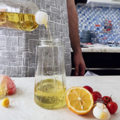 Garrafa Porta Óleo com Dispenser pincel em silicone na internet