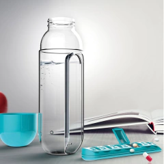 Garrafa com Porta Comprimidos Cápsulas dias da semana 600 ml - comprar online