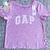 CAMISETA MANGA CURTA GAP LOGO LILÁS COM ROSA - LANCAMENTO - Kamyimportados