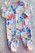 MACACÃO CARTERS EM FLEECE COM PEZINHO - FLORAL (NOVA COLEÇÃO)