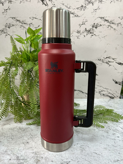 TERMO STANLEY CLASICO CON MANIJA 1.4LT ROJO