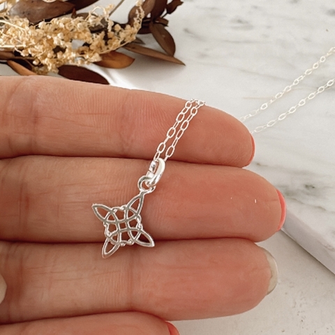 Collar Nudo de bruja (plata 925)