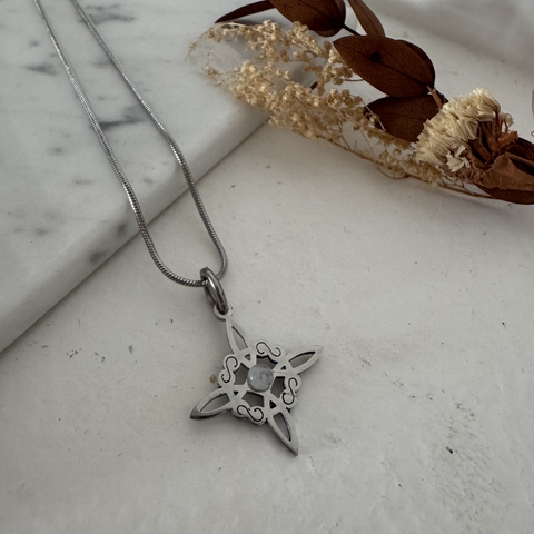 Collar Nudo Piedra Lunar - comprar online