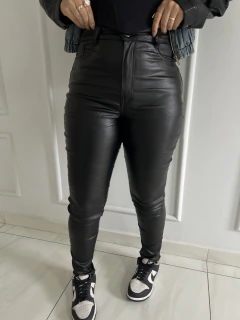 Calça Skinny Resinada