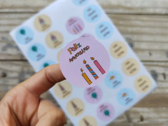 A008B - 24 Adesivos dia aniversário 4CM - Pronta Entrega - Tal e Qual Papelaria