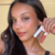 Mujer sosteniendo Skincare Makeup Trío en color Salmon Pink de Holista.