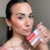 Persona sosteniendo un set de maquillaje Skincare Makeup Set x4 de Holista.