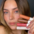 Mujer mostrando un conjunto de maquillaje de cuidado de la piel Holista x4