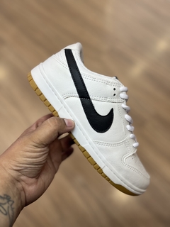 DUNK SB BRANCO PRETO SOLA CARAMELO - comprar online