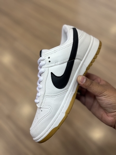DUNK SB BRANCO PRETO SOLA CARAMELO - Tessaro outlet