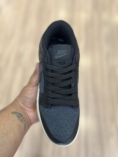 DUNK LOW PRETO/PRETO NATURAL na internet
