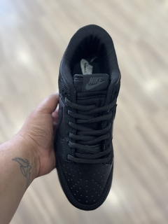 DUNK ALL BLACK na internet