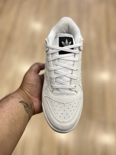 ADIDAS FÓRUM LOW BRANCO na internet