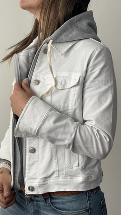 Campera Cielo Gunda Blanca y Gris en internet