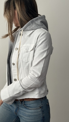 Campera Cielo Gunda Blanca y Gris - comprar online