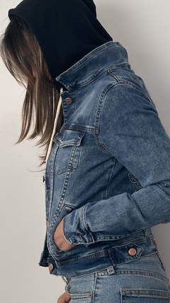 Campera Cielo Gunda con Negro - comprar online