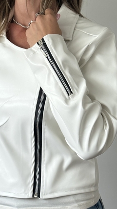 Campera Engomada Blanca Alas Negras abiertas en internet