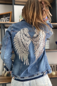 Campera Localizada con Alas Plateadas grandes en internet