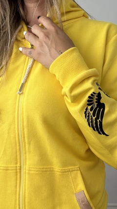 Cangurito Amarillo Alas Puños y Capucha en internet