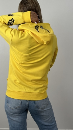 Cangurito Amarillo Alas Puños y Capucha - comprar online