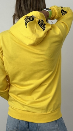 Cangurito Amarillo Alas Puños y Capucha