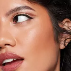 r.e.m. beauty - Hypernova Satin Matte Bronzer ‘Solar Storm’ - comprar online