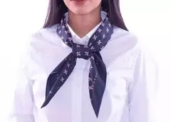 Lenço com estampa de flor de lis, utilizado como acessório de moda, amarrado em volta do pescoço.