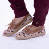mocassim feminino com cadarco couro e tecido jeans bege estampa de cavalo