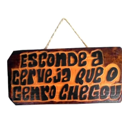 placa de madeira entalhada artesanato esconde a cerveja genro