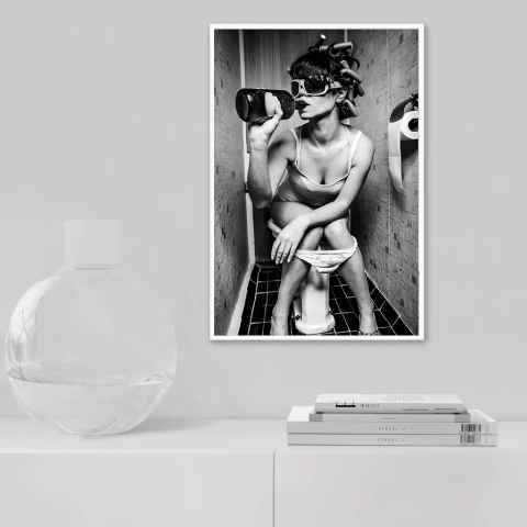 Con Marco - Girl Bathroom B&W 2