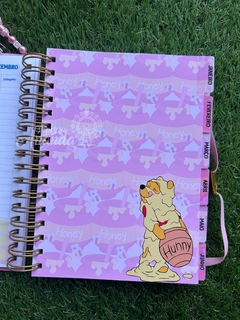 Agenda 2025 Pooh COLEÇÃO NOSTALGIA - Papelaria Ananda - loja online