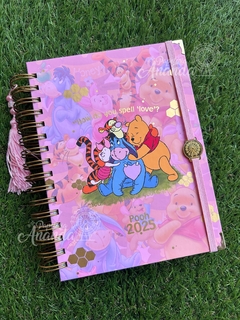 Agenda 2025 Pooh COLEÇÃO NOSTALGIA - Papelaria Ananda
