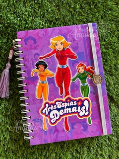 Caderno Três Espiãs Demais - Nostalgia - Papelaria Ananda - comprar online
