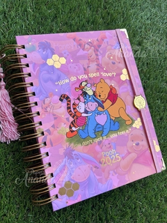Agenda 2025 Pooh COLEÇÃO NOSTALGIA - Papelaria Ananda - comprar online
