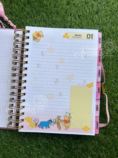 Agenda 2025 Pooh COLEÇÃO NOSTALGIA - Papelaria Ananda