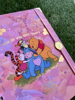 Agenda 2025 Pooh COLEÇÃO NOSTALGIA - Papelaria Ananda na internet