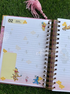 Agenda 2025 Pooh COLEÇÃO NOSTALGIA - Papelaria Ananda - comprar online