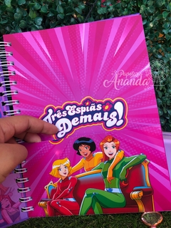 Caderno Três Espiãs Demais - Nostalgia - Papelaria Ananda na internet