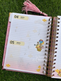 Agenda 2025 Pooh COLEÇÃO NOSTALGIA - Papelaria Ananda - Papelaria Ananda