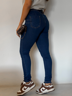 Calça Jeans Skinny Escura na internet