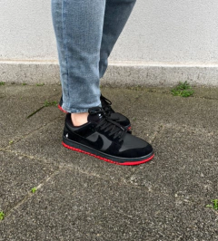 TÊNIS LOW PRETO VERMELHO - 011 OFICIAL