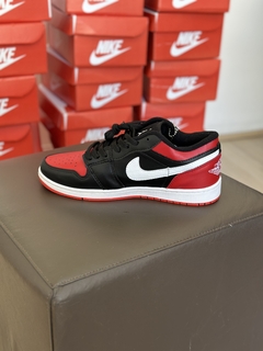 AIR JORDAN 1 LOW VERMELHO - 011 CAMISETAS