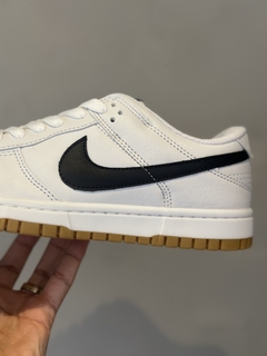 DUNK LOW BRANCO PRETO na internet
