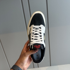 JORDAN LOW TRAVIS SCOTT OLIVE - 011 CAMISETAS