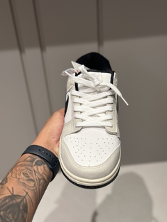 DUNK LOW BRANCO PRETO na internet